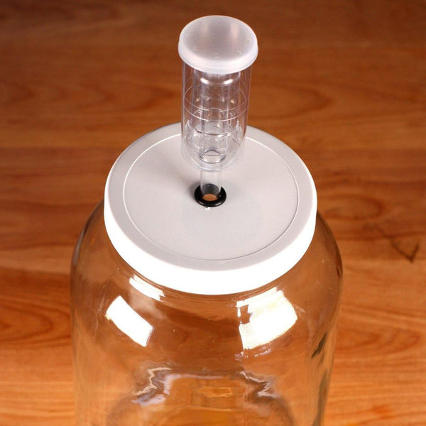 Barboteur (airlock) installé sur une jarre en verre