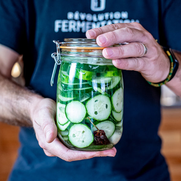 Bocal de cornichons maison à sandwich piquants