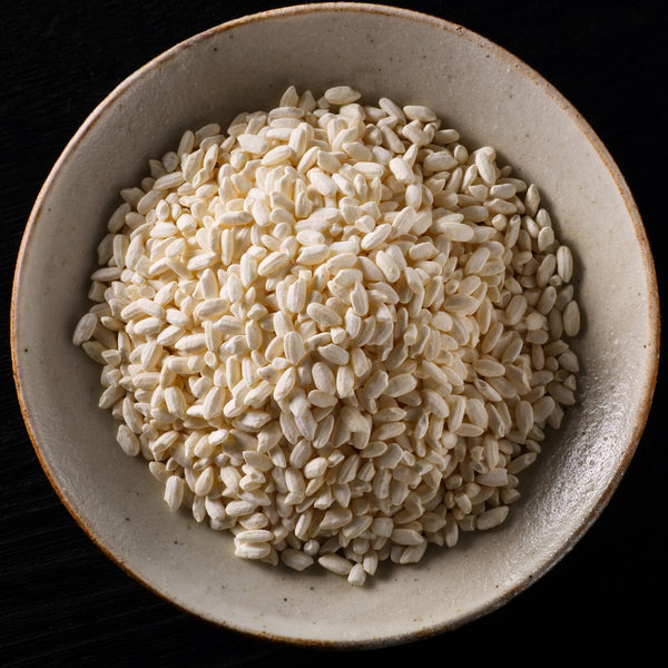 Koji de riz dehydraté dans un bol de céramique