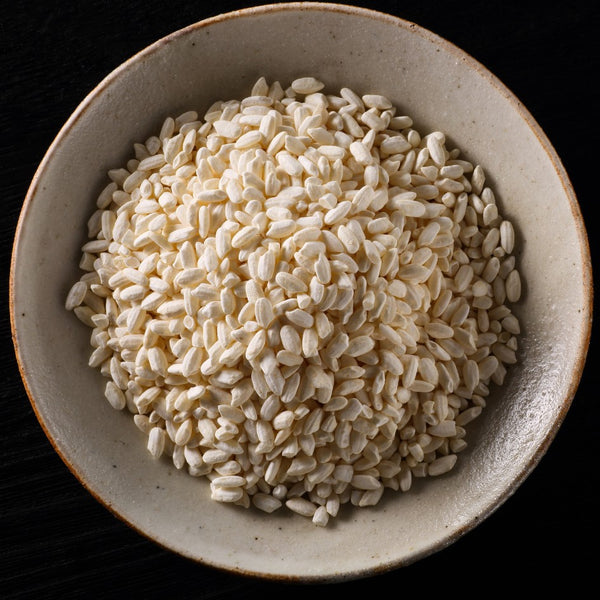 Koji de riz dehydraté dans un bol de céramique