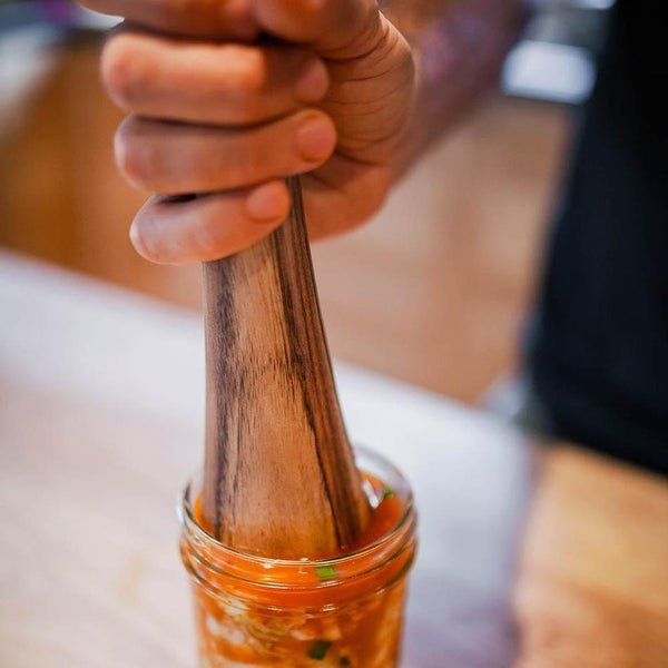 Pilon de fermentation en bois dans un petit pot de kimchi